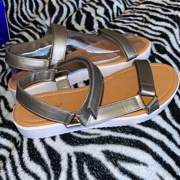**BRAND NEW** PLEASE HUY, moving! Size 10 Pewter Sandals - Picture 2 of 4